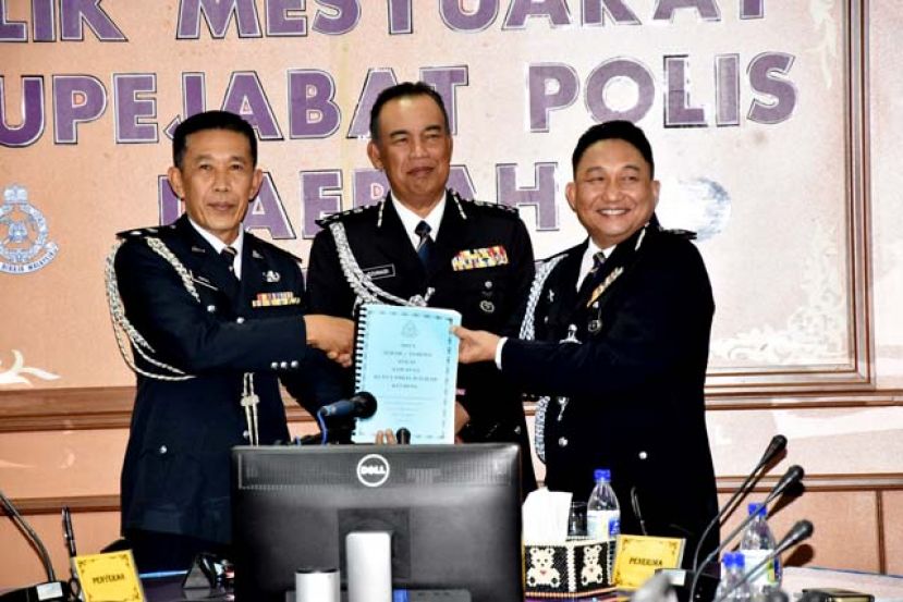 在砂副警察总监拿督莫哈末迪朱莱（中）见证下，阿旺丁助理总监（右）接领古晋警区主任职权。