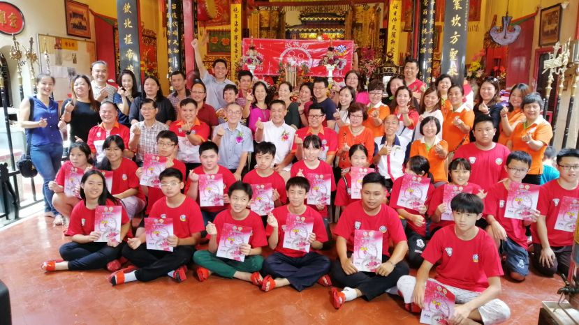 古晋潮州公会理事们与2019年&ldquo;出花园&rdquo;成年礼参与者及家长们开心的合影留念。