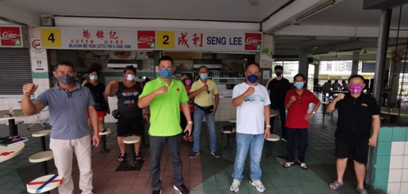 古晋南市贩商公会主席陈春雄（前排左二）与一批贩商召开新闻发布会做出表态，支持砂盟维护砂拉越的稳定，和谐及促进经济复苏。