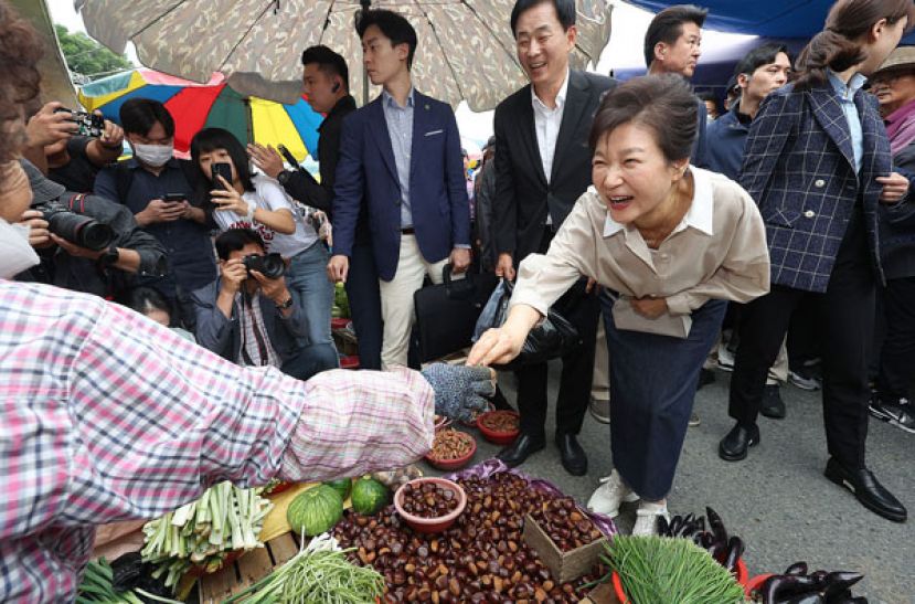 韩国前总统朴槿惠25日前往大邱市达城郡的传统市场参访，近日首度接受媒体长达2小时的专访。