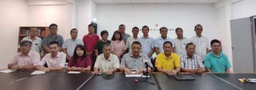 晋汉连省津貼华小董联会会长蔡文铎（坐者右四）在召开记者会时摄，坐者左起为副秘书许礼美和罗嵱惠、财政罗绍凤及秘书长贝文美；坐者右起为副会长蔡鸿祥和张光福以及署理会长林亚德。