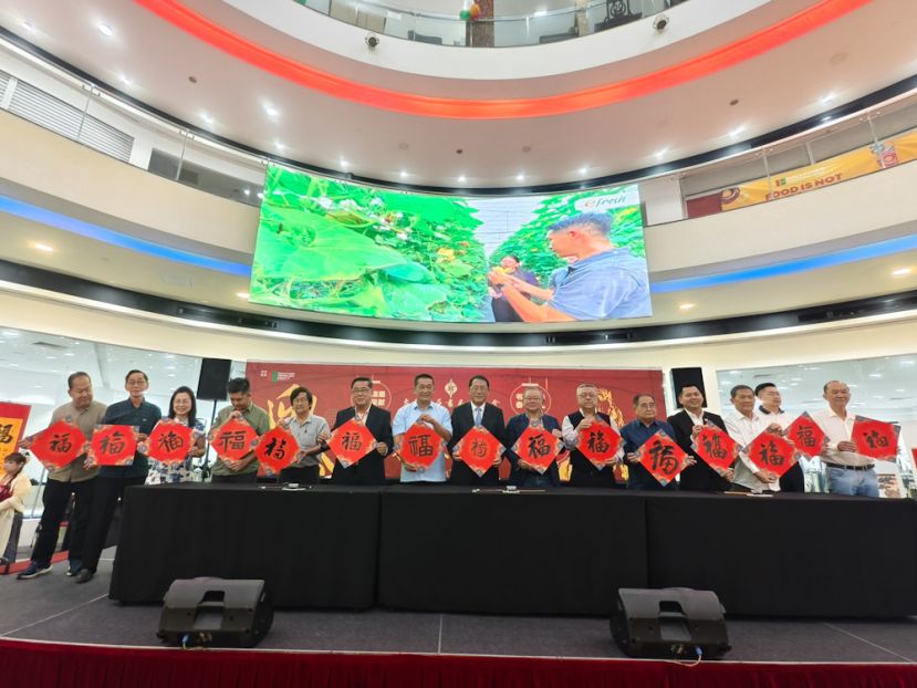 古晋中华书画研究会举办丙午马年挥春大会，受邀嘉宾们在挥春后合影。