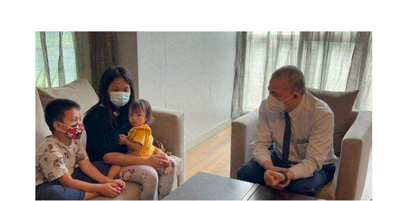 工程部部长拿督斯里法迪拉（右）前往探望3名孩子。