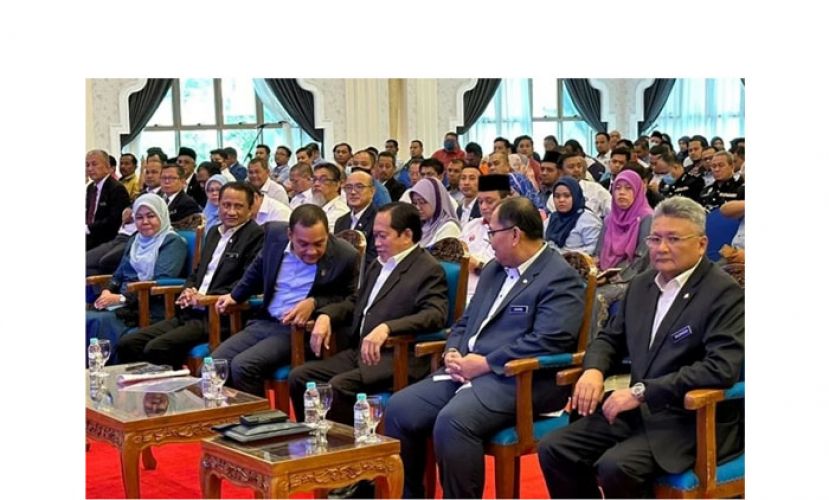 拿督斯里阿末玛斯兰(右3)出席柔州2023财案对话会。