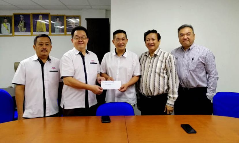 孔诞晚宴筹委会主席田松茂（左二）移交邀请函予巴都林当区州议员施志豪（右三），右起;为中中校董会副监学何晋兴、古晋中华小学校董会主席王长福及古晋中华小学校董会四小监学吴孟敦。