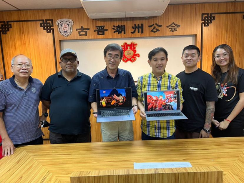 摄影赛评审成绩出炉后,古晋潮州公会青年团团长黄伟忠(右三)和评审之一的砂拉越摄影学会会长田华昌(左三)展示手提电脑荧幕显现的两个组别的第一名摄影作品。右一及二分别是古晋潮州公会青年团副秘书杨匀声和副资讯组长陈保燊。左一是评审之一的砂摄影学会的周胜国及另一评审砂总理署公关单位的莫哈末莱雅斯(左二)。