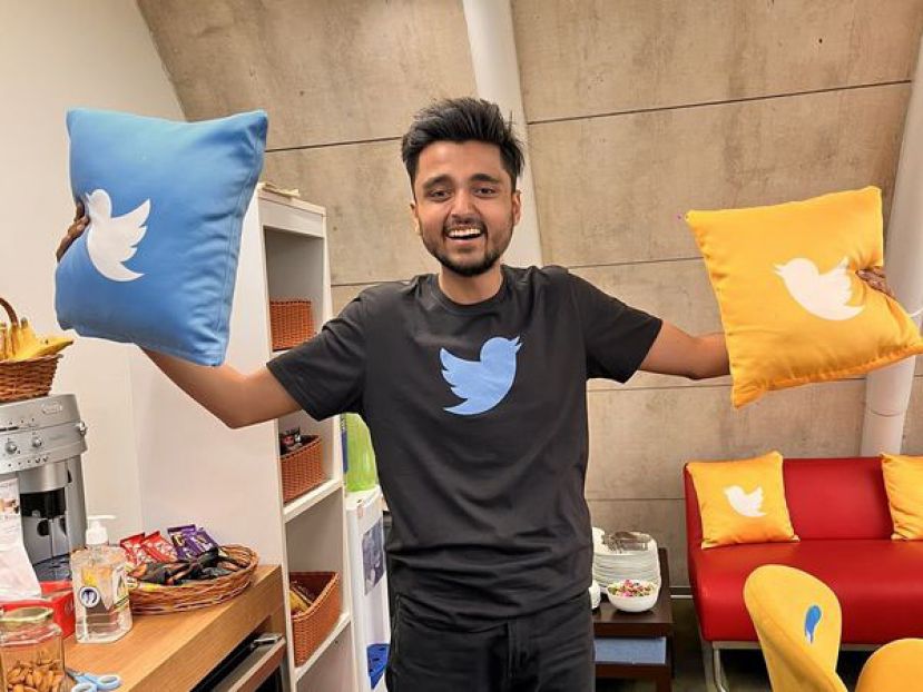 印度25岁男子被推特裁员，但他这张灿笑照却意外爆红，被转发至各个网路社交媒体。