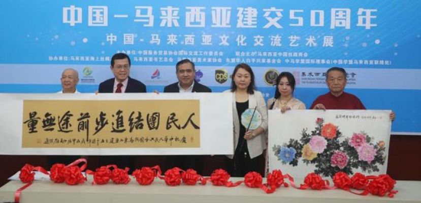 中方艺术家赠送艺术书画作品，左起为颜跃进、翁诗杰、陆兆福、常珊、徐琨及刘瑾铭。