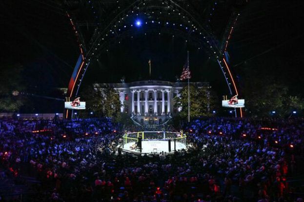 美国总统特朗普14日迎来80岁大寿，在白宫南草坪举办的UFC笼格斗秀也已登场。小图为特朗普与怀特出场。