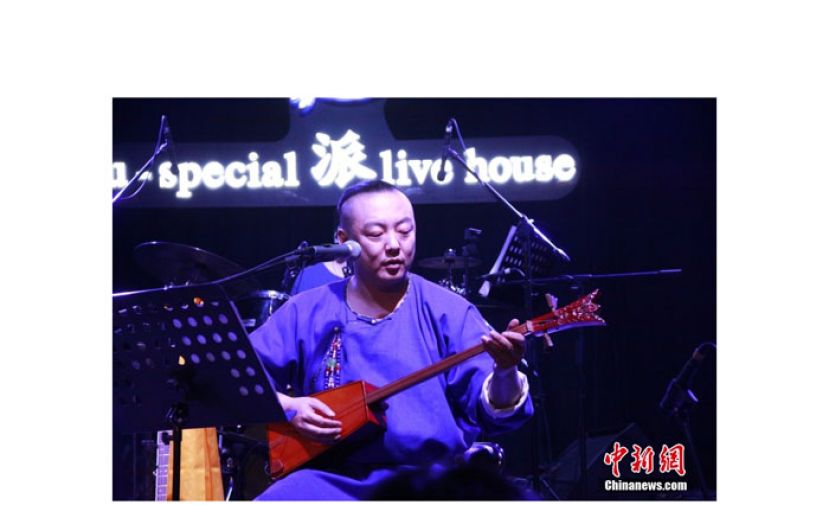阿克善演奏满族传统乐器。
