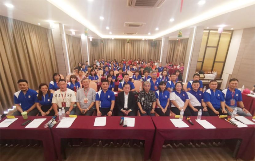 与会的青年团团委及妇女组组委与总会长拿督斯里刘为强太平局绅(前排左六)合影。