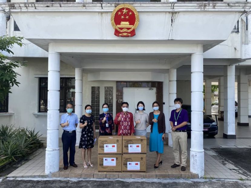 程广中总领事（左四）率总领馆外交官移交云南省人民政府向砂拉越政府捐赠的抗疫物资。