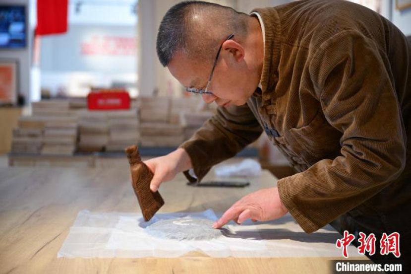 昆明市非物质文化遗产传拓技艺代表性传承人张衡拓印普洱茶饼。