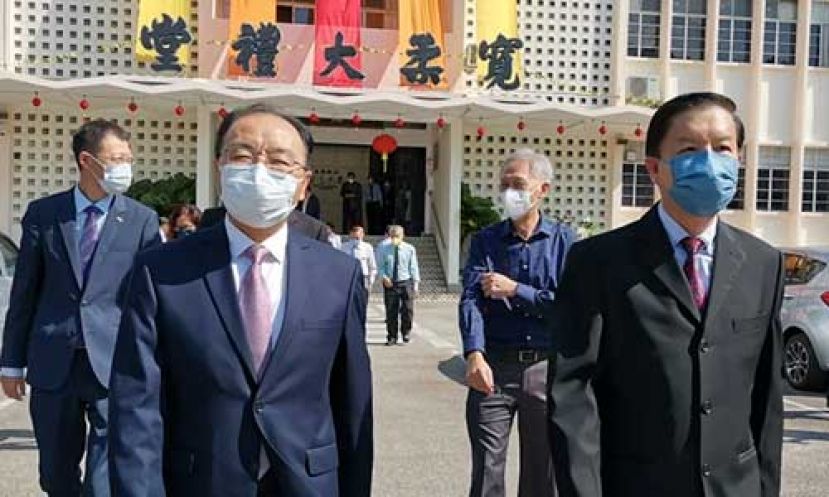 ●欧阳玉靖（左）在郑振贤陪同下参观新山宽柔中学校园。