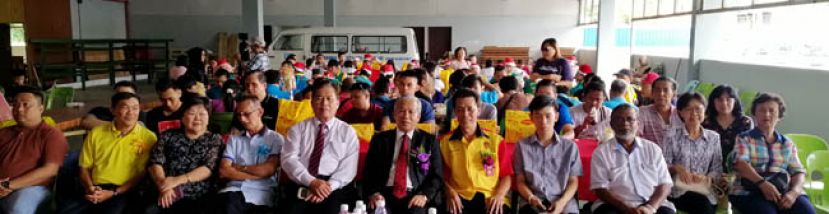 砂青统巴都林当支会代表与出席者合影，前排右五为支会主席陈柄权及砂其他宗教单位总监拿督伊南章谷（前排右六）。