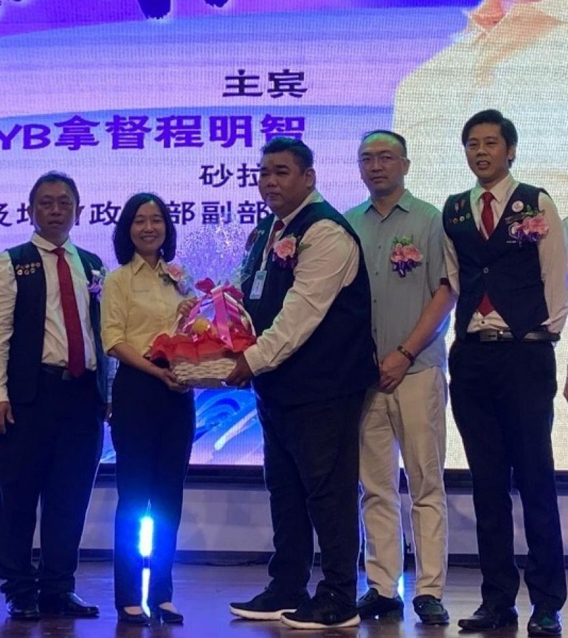 大会副主席丘国宾（右三）移交纪念品予主宾程明智的代表许德婉时影。左起为大会主席甲必丹陈德明。右起为筹委会主席谢劭业以及华青团财政郑国栋。