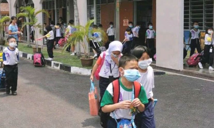 砂灾难管理委员会将派发口罩给受烟霾严重影响的学校(档案照片)。