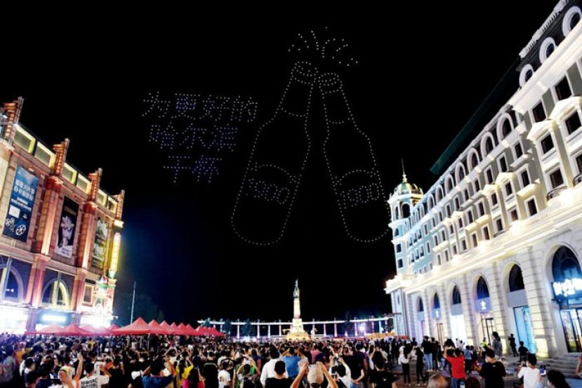 2020年8月23日晚，在哈尔滨市人民防洪胜利纪念塔广场，800架无人机声光秀点亮冰城夜空，祝贺哈尔滨啤酒120周年。