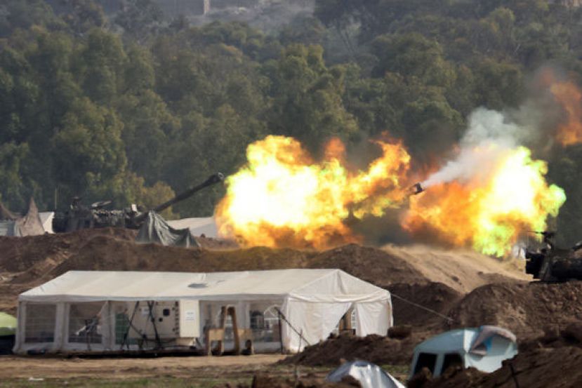 以色列与哈玛斯将进行协商会谈。图为以色列炮兵部队在以色列与加沙边境附近开火。