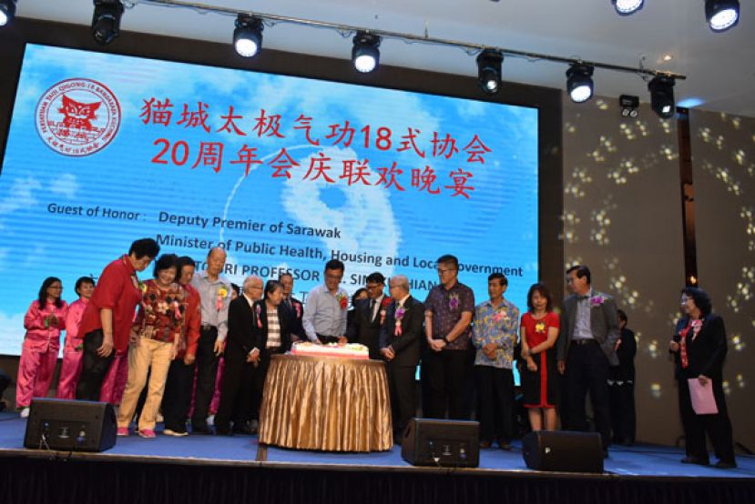嘉宾与筹委会理事共切20周年纪念蛋糕。