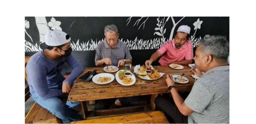 慕斯达法在餐厅用餐的照片在社交媒体流传。