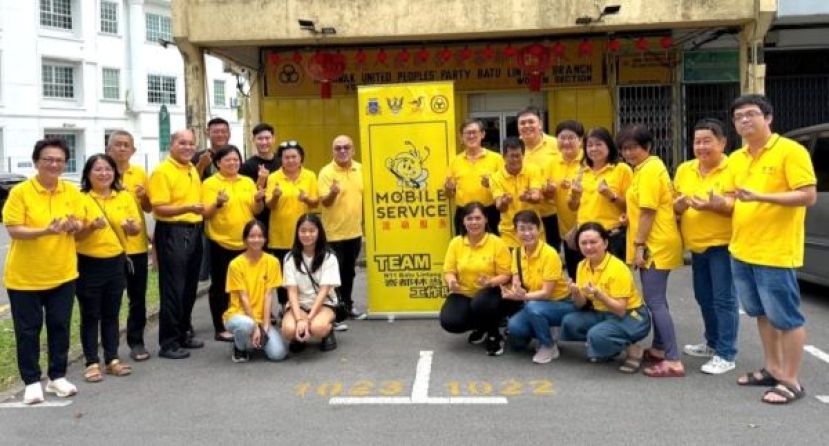 砂人联党峇都林当支部东哥团队设流动柜台贴近民众服务，第二排右8为薛华东。