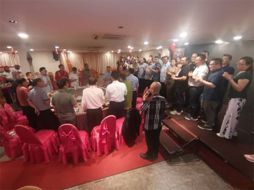 庆典筹委会在大会主席甲必丹拿督刘思乐及会所开幕筹委会主席刘亿的引领下，向世福领导敬酒。
