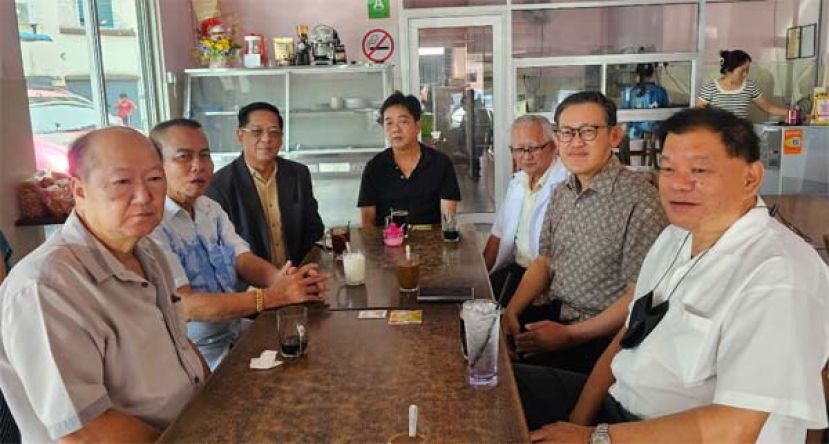 砂同心善堂主席黄国远（左起），联袂甲必丹林传政等人拜会天猛公拿督陈如飞。右起为筹委主席陈中兴、薛华东、田明东及许义华。