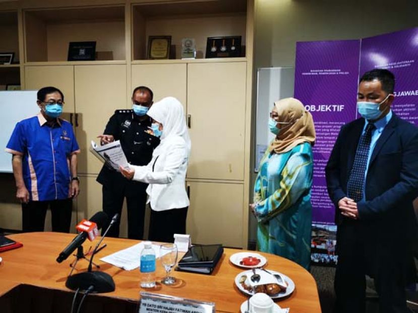 砂警方肃毒组主任占斯米罗（左二）与拿督斯里法蒂玛陈赛明（右三）汇报砂拉越毒品犯罪概况。