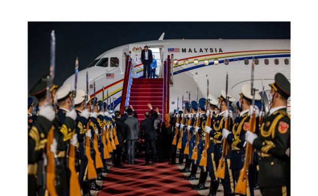 首相安华结束对中国的访问，准备启程返回吉隆坡。