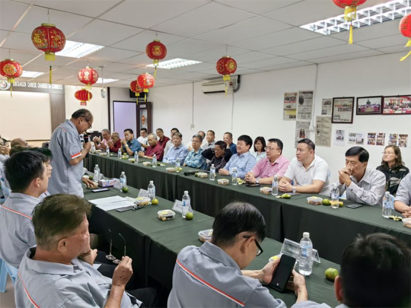 行程的首日，访问团拜访民丹莪中华总商会，由该会署理会长邱昌辉接待。该会也特地 假喜宾楼冷气酒楼设午宴款待。餐后到其会所与该会理事进行对话交流。