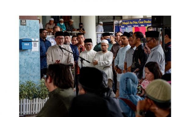 首相安华在巴东埔一清真寺，向当地居民发表谈话。