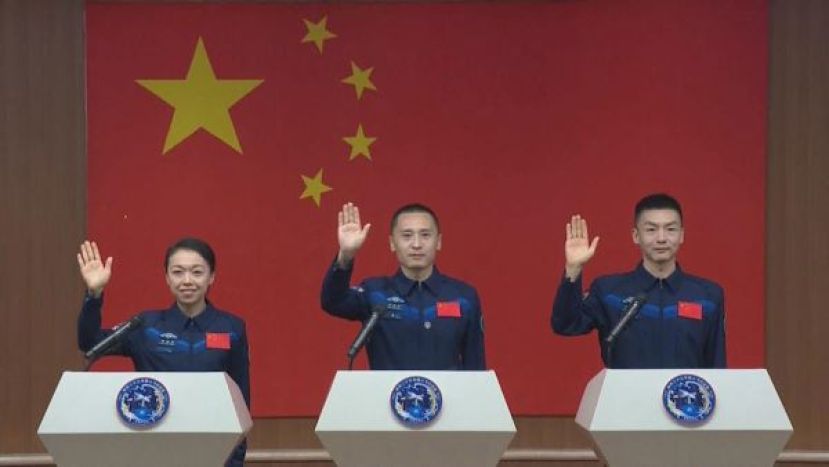 香港的黎家盈(左1)以载荷专家身份上太空，她亦是香港首名航天员执行国家航天任务，成为中国第四位女航天员。