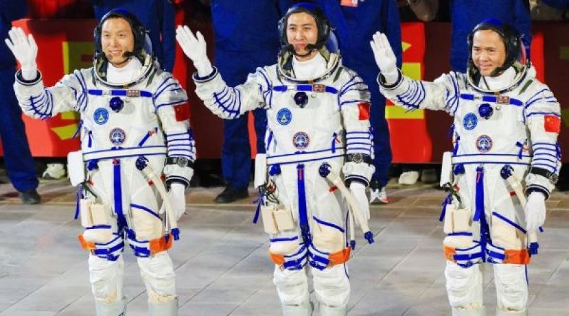 中国3航天员受褒奖 张陆获二级功勋，武飞张洪章获&ldquo;英雄航天员&rdquo;称号。
