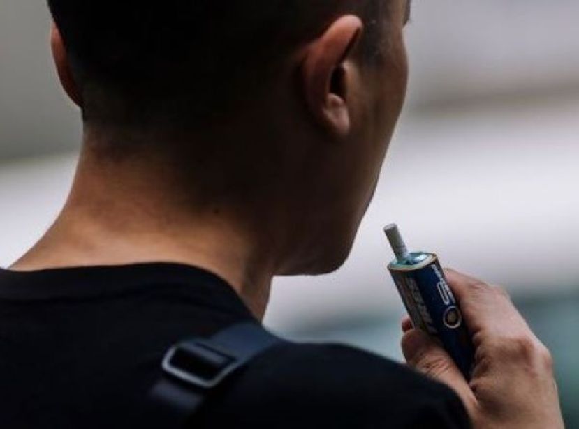 任何人不得在公众地方持有电子烟等产品。