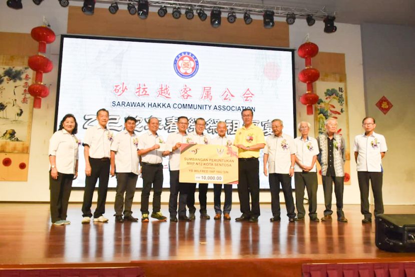 哥打圣淘沙区议员叶耀星（右五）移交10000令吉拨款予会长刘侑锟（左五），左起副会长刘梅娇、财政刘亚进、副会长黄俊康、署理会长甲必丹蔡永能、名誉会长古佛保、名誉会长李伟城、副会长张云青、名誉顾问廖荪禧、名誉顾问蔡益源、秘书长杨兴强。