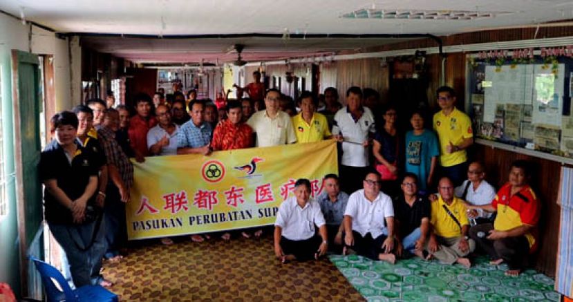 人联都东医疗团队下乡访问亚山河一座长屋。