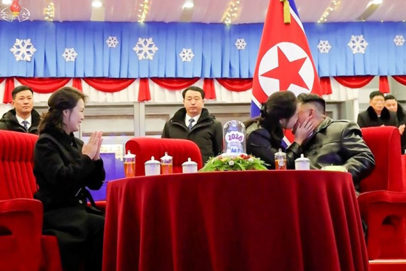 朝鲜平壤跨年晚会上金主爱亲吻金正恩脸颊。