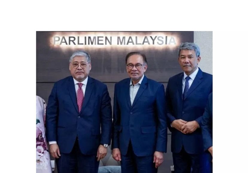 首相安华（右）与菲律宾外长马纳罗会面。