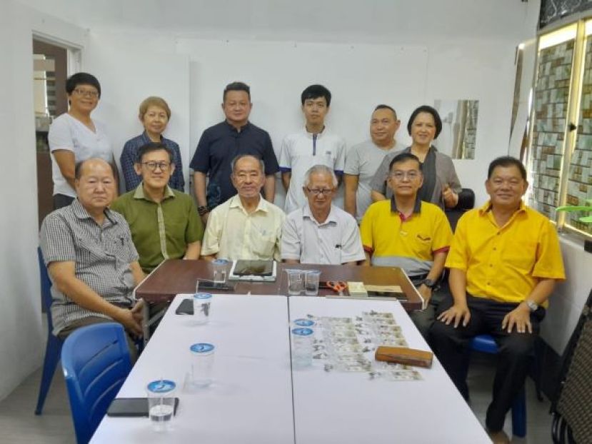 将要举办的圣淘沙3天中医义诊举行筹备会议。前排左起为顾问黄国远、顾问薛华东、彭煜顺、田明东、刘旂华、陈中兴；后排左起为叶美伺、林纹伺、余振鸣、田立鹏、张锡鸿、钟其每。