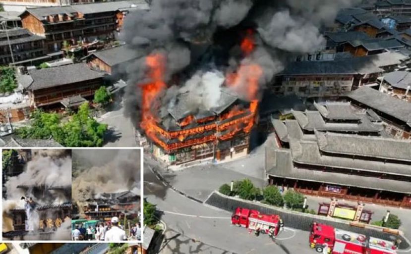 贵州的西江村千户苗寨发生大火。小图为现场火势相当恐怖，可以看见不断冒出的滚滚浓烟。