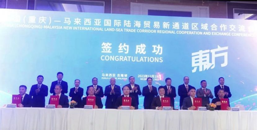 中国（重庆）&mdash;马来西亚国际陆海贸易新通道区域合作交流会现场签约仪式，15个单位共签约了了8个项目，涉及汽车、摩多车、食品、农产品等领域，金额达2.3亿人民币。
