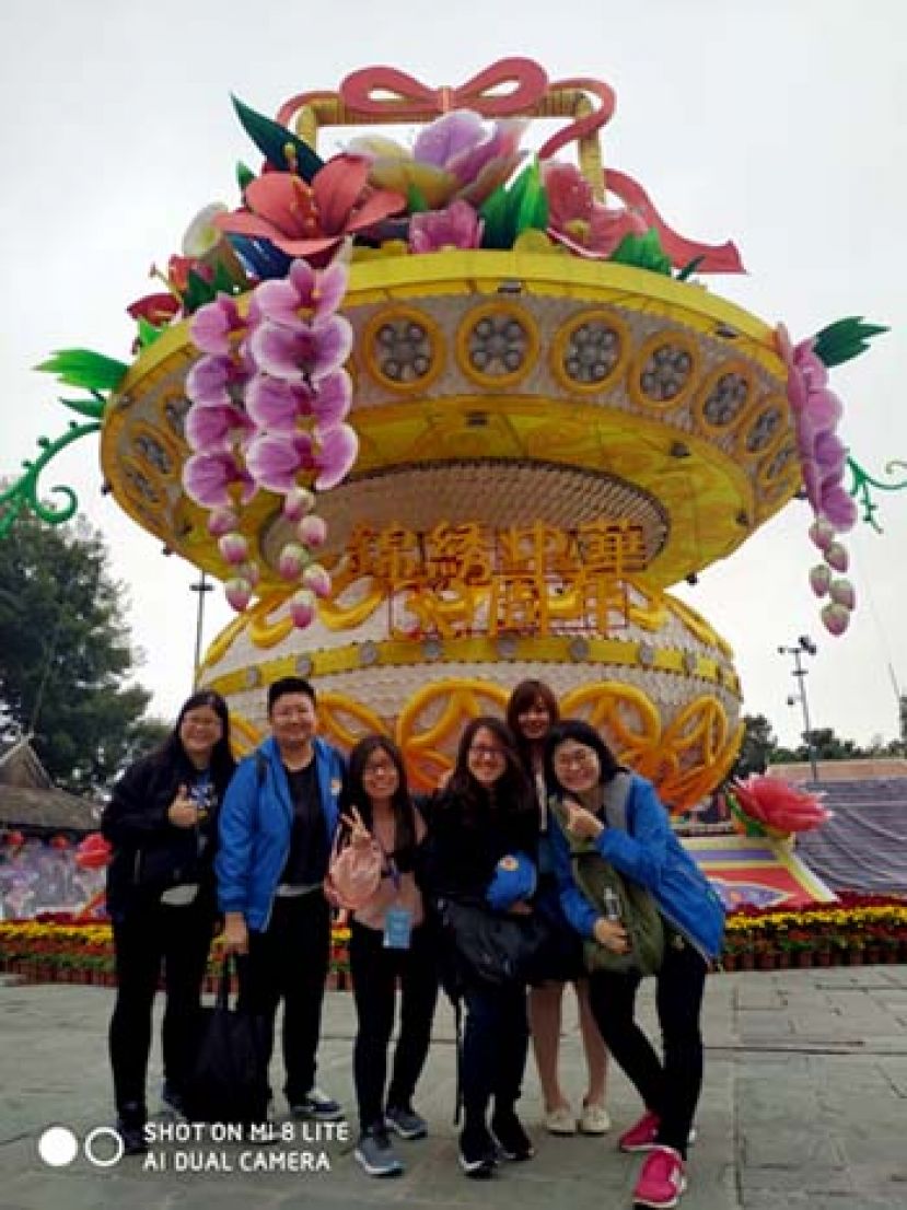 吴祥娥校长（左二）在培训期间前往深圳考察。