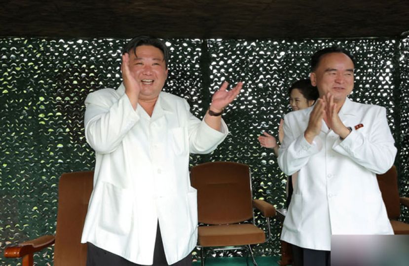 金正恩在发射洲际弹道飞弹成功后开怀大笑。