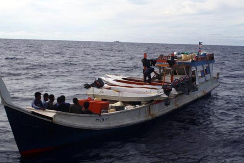 疑雇佣黑工被扣留的母子船。