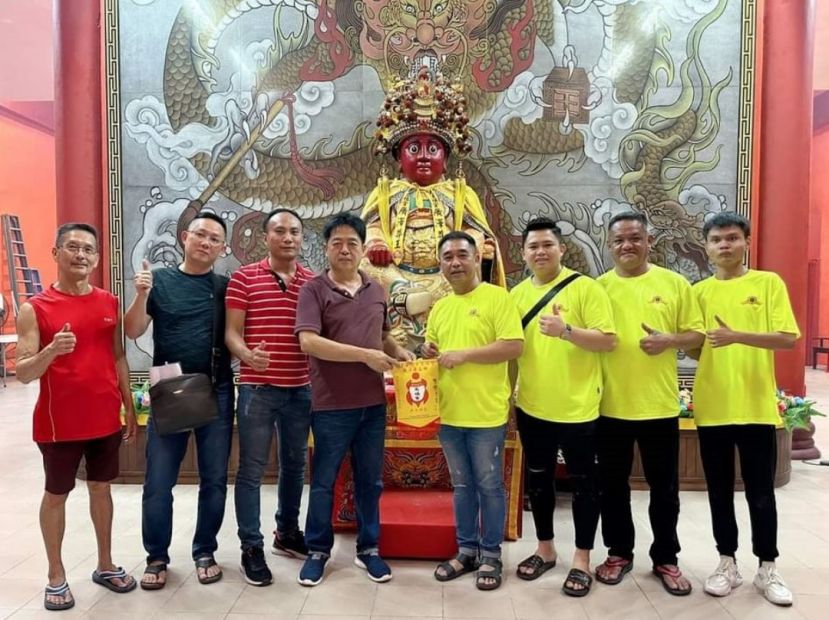 毕打拿忠福宫主席许义华（左4）赠送锦旗予青草路圣德恩宫主席朱昌亮与众人合影于全马最大广泽尊王石雕神像前。