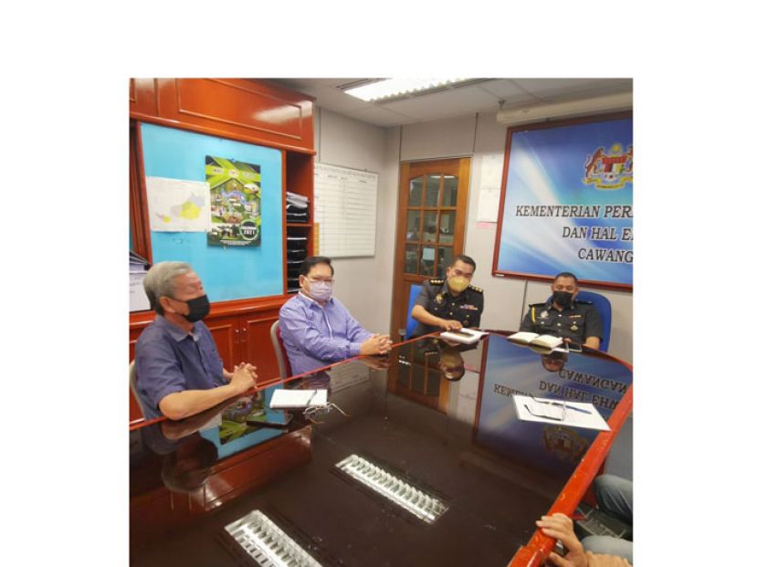 左起，成中總署理会长陈崇波，吴标生，斯贸消局副局长Dorcas Sidi , 局长El Redzamani 。