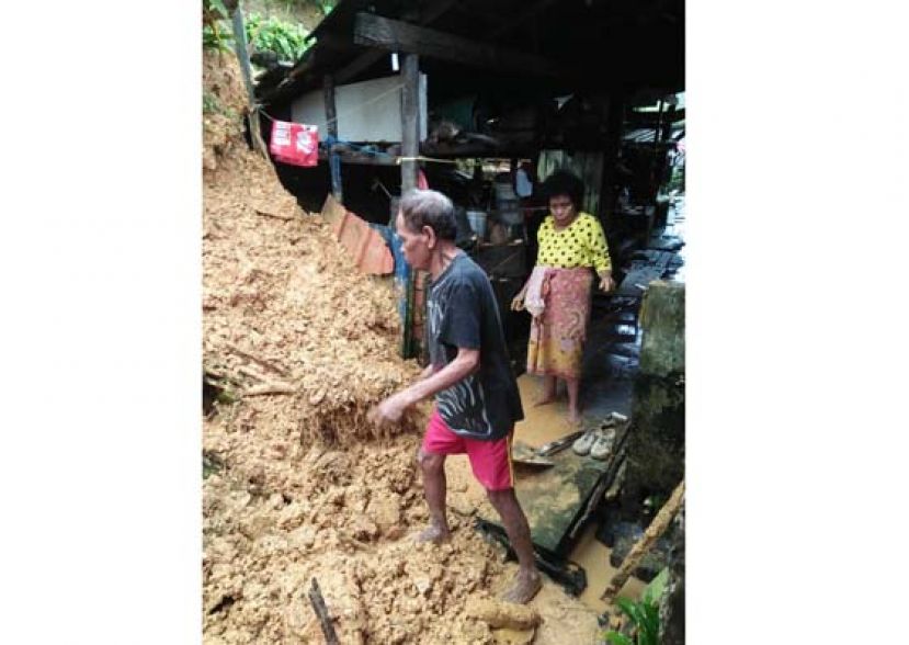 山泥倾泻到房屋旁边。