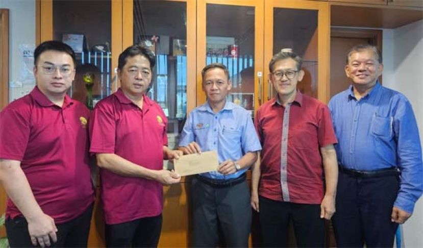 &ldquo;婆罗洲妈祖文化节&rdquo;大会会长许义华（左2）移交邀请设服务柜台邀请函予社险砂局长陈邦正。左是田升宏；右起为陈中兴、薛华东。