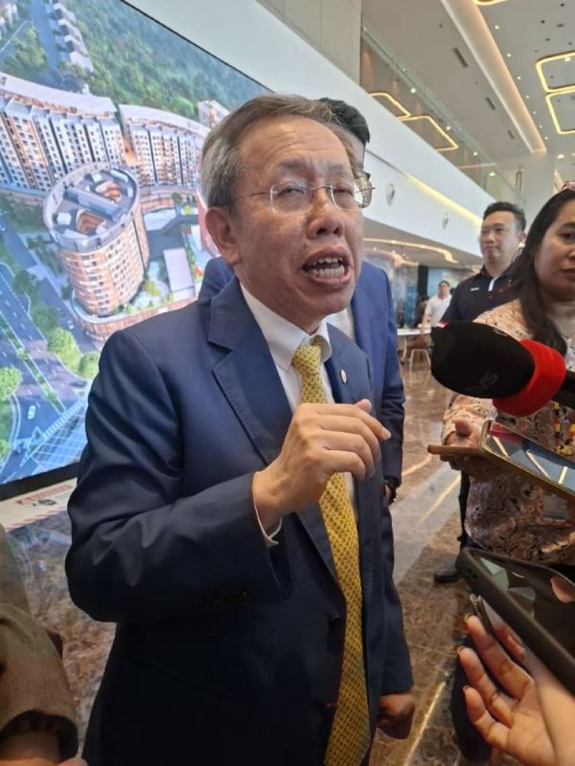 砂副总理拿督阿玛沈桂贤向媒体发表谈话时影。
